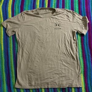 Under armour “freedom” beige army green t shirt xl extra large